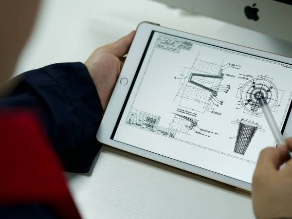 Our R&D staff are discussing the filter element design details.