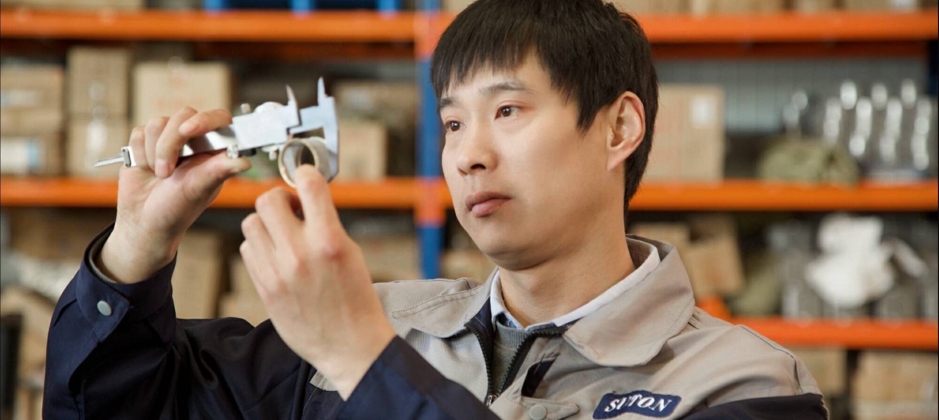 Our quality inspector is checking the outer diameter of the filter cylinder.