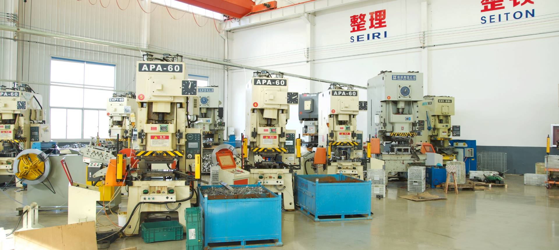 Wire mesh processing machines are placed in the clean workshop.