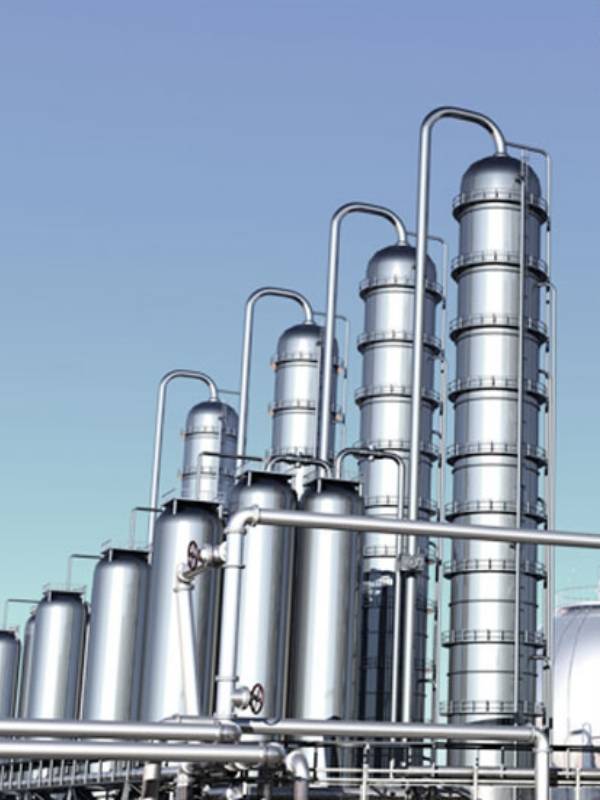 Many facilities are operating in the petrochemical plant.