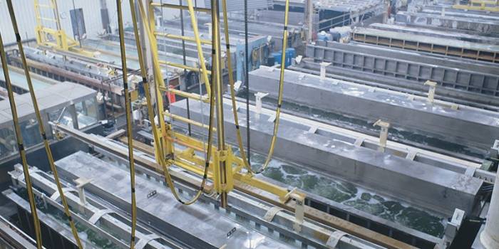 It shows the anodizing process.