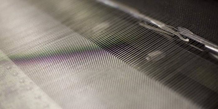 The machine is weaving the woven wire mesh.